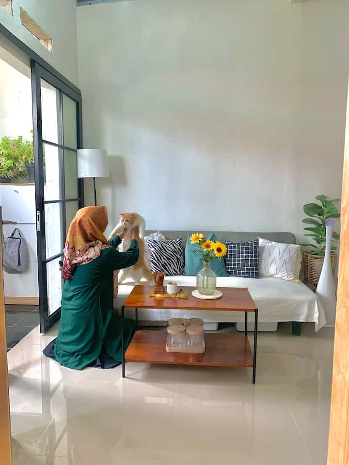 Hai tetangga Ohouse! Momen yang paling aku sukai dirumah ini saat bisa bersantai dan main dengan anabul di ruang tamu. 
Ruang tamu ini jadi space favorit aku karena aku bisa meluangkan banyak waktu disini walau sekedar me time atau berbincang hangat bersama pak suami, yang paling sering sih bareng anabul karena mereka yang temani aku dirumah saat pak suami ke kantor ☺️

#santaidirumah #ruanganfavorit #ruangtamu #favouritecorner #ruangtamuidaman #bersantaibarenganabul #sofaminimalis #mejaruangtamu #bungaartificial #dindingruangtamu #sleedingdoor #pintugeser #pintumasuk 
