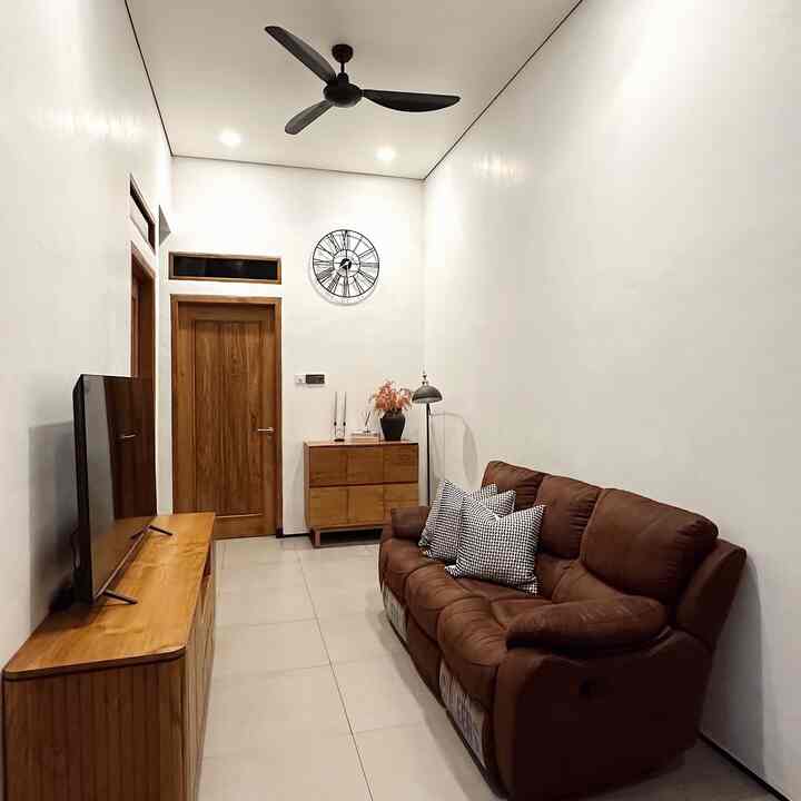 Suasana paling menyenangkan dalam rumah adalah di malam hari, vibesnya bikin mood booster kita naik setelah capek aktftas seharian di luar rumah.

Living room adalah area favorit di rumah ini. Nonton tv bereng pasangan sambil deep talk aktfitas kita seharian setelah anak tertidur adalah bentuk re-charging tangki cinta versi kita berdua 🫶🏻✨

#sofaminimalis #plafongypsum #furniturejati #interiorlivingroom #Interior #KabinetTv  #StorageKayu #Lemarikayu #StandingLamp #KipasPlafon #SantaiDiRumah #AreaFavorite #CatTembokPutih 