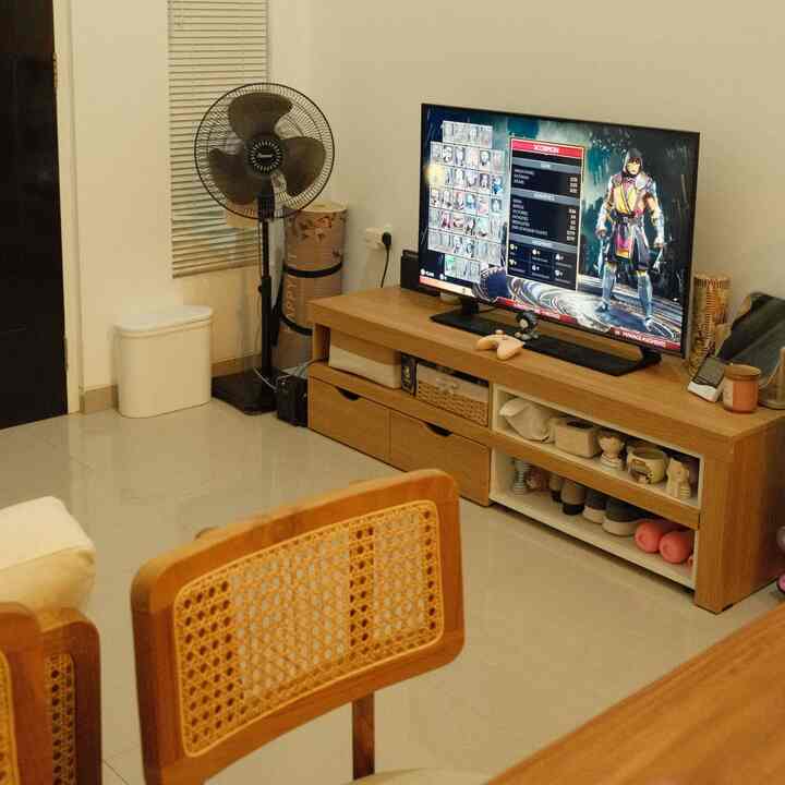 Game night adalah momen favorit di Damaruma, waktu untuk refresh dan hiburan. Biasanya saya menggunakan living room sebagai setup game Nintendo Switch karena dapat menggunakan televisi sebagai monitor besarnya 🤍

#PlywoodTVCabinet #SofaKayuJati #KoreanLivingRoom #SantaiDiRumah #RuanganFavorit #GameNight 