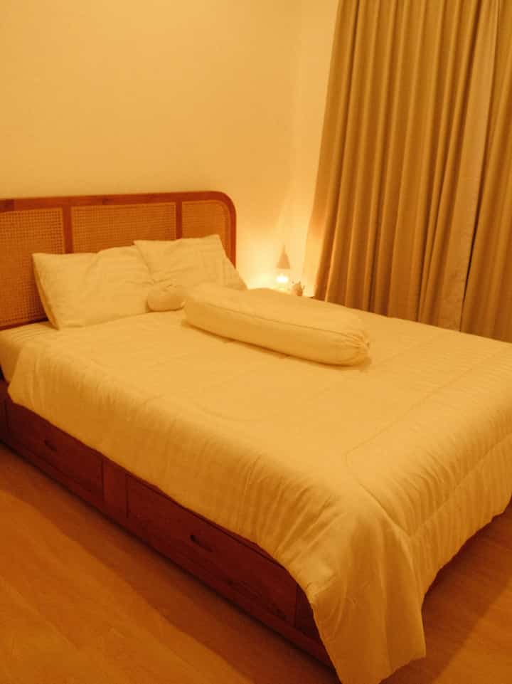Penggunaan sprei microtencel, lampu yang warm ditambah candle warmer membuat suasana tidur yang lebih nyaman dan calm. 
Furniture yang digunakan di Master bedroom menggunakan kayu jati jepara didukung dengan penggunaan lantai SPC menambah kesan bedroom ala japandi

#LantaiSPC #DipanKayuJati #SpreiMicrotencel #BedroomStyling #MakeOverKamarTidur #BedroomIdeas