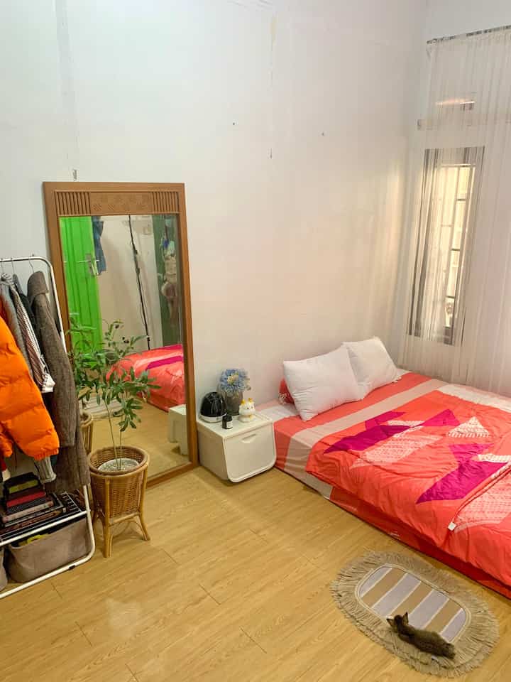 Hai tetangga Ohouse! Ini penampakan kamar aku saat ini setelah renovasi, masih dengan tampilan simple dan minimalis dengan penataan yang seadanya yang membuat kesan lega di area kamar 😍
Kamar ini adalah bekas ruang tamu yang berukuran 3x5meter, aku sengaja membuat kamar utama jadi luas agar gampang membuat penataan di sekitarnya, berhubung kasurnya belum ada dipan, aku taruh storage dan cermin besar disampingnya agar terlihat cantik, tidak lupa dengan bunga artificial dan pot rotan agar tampilan makin estetik ✨
Untuk suasananya aku memilih mendekorasi kamar ini dengan kombinasikan warna putih, hijau, coklat dan hitam agar terlihat fresh, menurut aku agar tidak monoton harus ada tambahan warna mencolok jadi suasana jauh lebih hidup 😍

#designkamar #cerminbesar #cerminestetik #cerminantik #bedroomstyling #makeoverkamartidur #storageputih #rakgantunganbaju #lantaikamar #vinyl #catdindingkamar #kamarminimalis #dekorasikamar #idedekorkamar 

