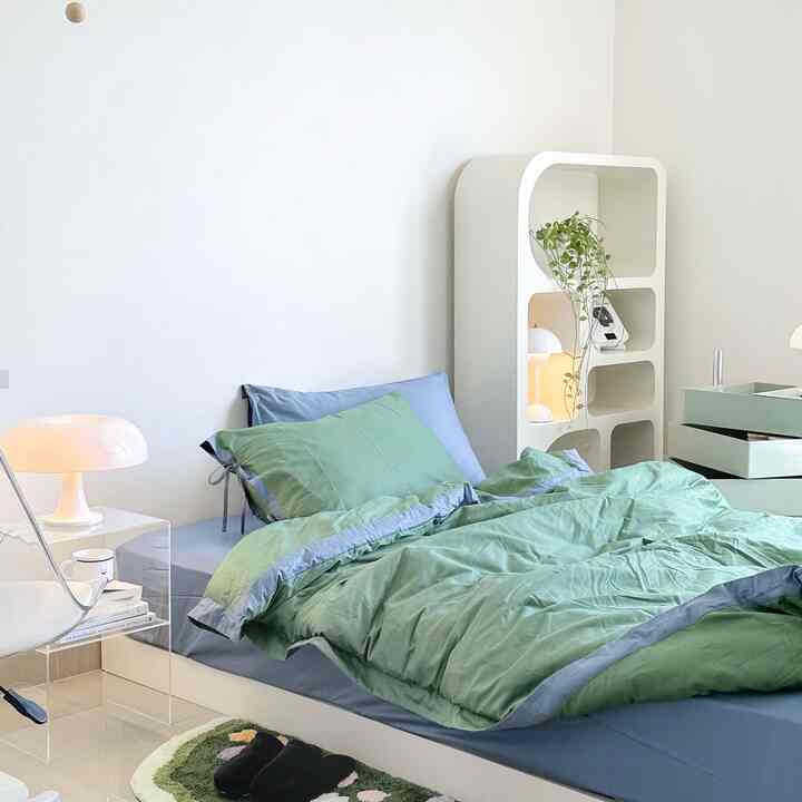 how to make a cozy bedroom? 👀

kamar tidur/bedroom tidak hanya digunakan untuk tempat beristirahat saat malam hingga pagi hari, namun di kamar tidur juga merupakan tempat melepas penat khususnya aku sebagai pecinta dekor.

untuk membuat suasana bedroom jadi lebih cozy yaitu menggunakan karpet estetik lalu mix match bedding hijau dan biru ✨

kemudian diberikan nuansa sejuk dengan menambahkan aksen tanaman hijau dibeberapa sudut ruangan ✨

#BedroomStyling
#MakeOverKamarTidur
#DipanKasur
#SpreiEstetik
#KarpetEstetik
#LampuEstetik