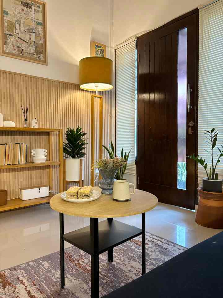 Coffee o’clock is my favorite time of the day. This time can be morning, afternoon, evening, or night. 
But the most essential is morning. If the coffee or snacks are not prepared well in the morning, it can really make you in a bad mood. 
I usually spend one or two hours in the morning while drinking coffee leisurely, while checking social media channels which are my main work media. This is the thing I am most grateful for that other people rarely get. Alhamdulillah. 

#SantaiDiRumah
#RuanganFavorit
#waktuterbaik
#coffeelover
#coffeecorner
#coffeeoclock
#morningroutine