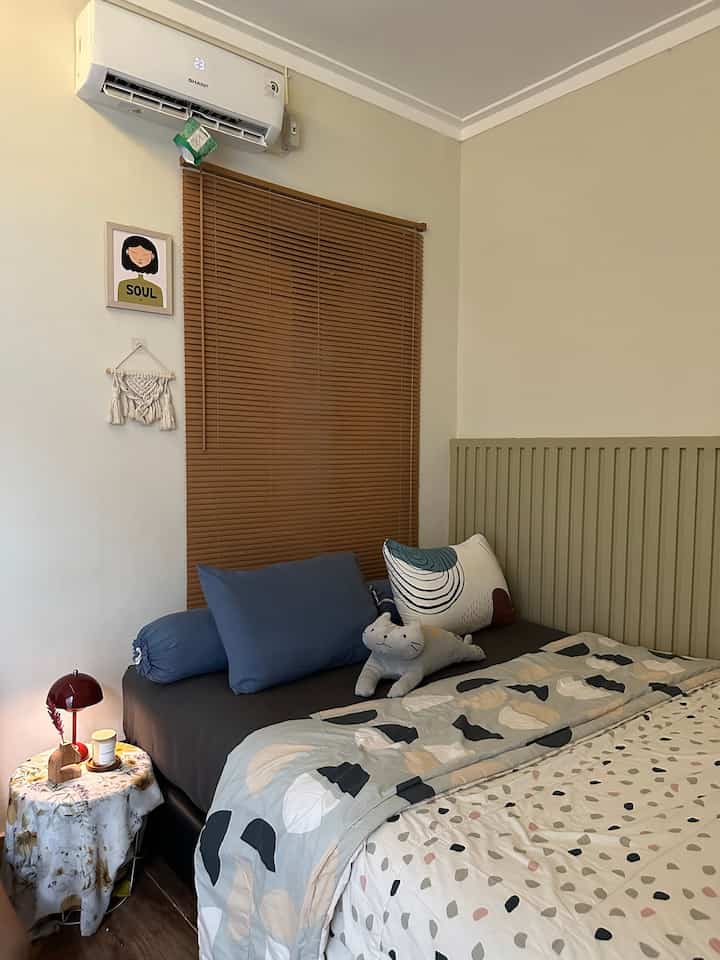 Ini adalah kamar utama di rumah kami, simpel dan minimalis. Kami memilih Springbed berukuran 160x200. Terdapat meja kecil di samping tempat tidur untuk menaruh lampu dan lilin aromatherapy biar kamar semakin wangi.

Untuk lantai kami pilih keramik dengan motif kayu, menambah kesan hangat di kamar ini.


#kamartidur
#kamarminimalis
#catkamartidur
#spreipolos
#springbed
#venetianblind
#coolingpillow
#bedroomstyling
#MakeOverKamarTidur