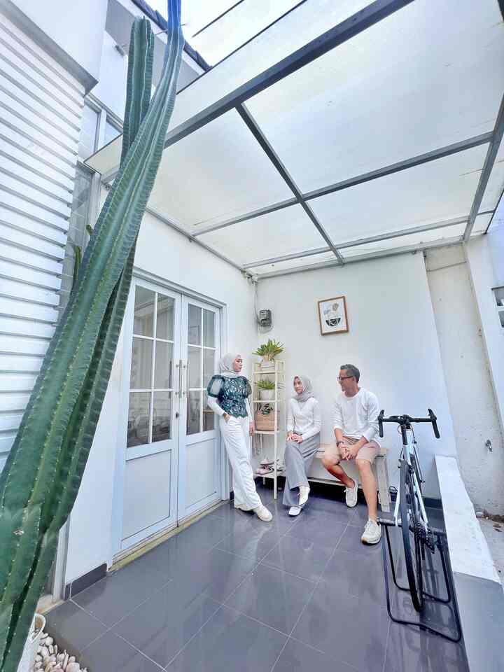 Momen yang paling aku sukai dirumah adalah saat berkumpul dengan keluarga . Karena weekday smua sibuk sehingga saat berkumpul merupakan saat yang sangat special . Jenis aktivitas yang kami sering kami lakukan adalah deep talk, memersihkan rumah bersama , nonton bersama tapi yang lebih sering duduk diteras sambil bebincang kegiatan masing masing . Waktu ngobrol yang sering kami gunakan diteras atau dikamar . 
#santaidirumah #ruanganfavorit #teras #auningfiber #lantaigranit #pintualumunium #kaktus #tamankering 