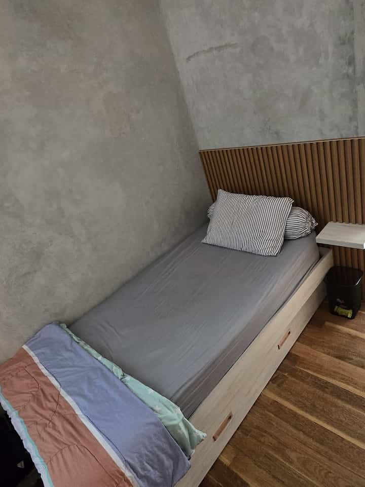 Kamar anak ini di design mirip dengan kamar sebelahnya. Namun dekorasi yang ada di dalamnya menjadi hak mereka untuk memilih. Anak pertama kami sangat menyukai lego dan mempunyai hobby menggambar. Jadi kamarnya juga dihiasi dengan lego rakitannya dan beberapa gambar hasil karyanya.
Furniture custom didesain dan diukur sedemikian rupa supaya cocok dengan space yang ada dan sesuai dengan keinginan anak kami. Tempat tidur sengaja dibuat bersusun, supaya jika ada sepupunya menginap, ada cukup tempat tidur.

#TembokAcian #LemariHPL #MejaBelajarHPL #BedRoomStyling #MakeOverKamarTidur