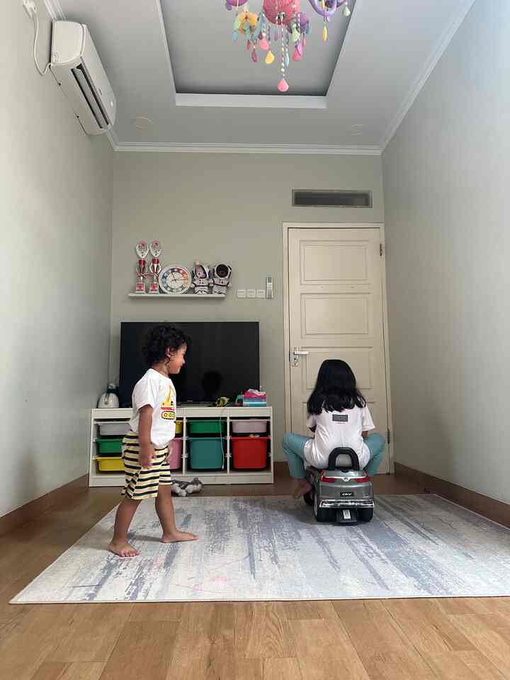 • Playing Time with Kiddos •

Hello, O!House friends, waktu favoritku saat weekend adalah menemani anak-anak bermain, salah satunya di playroom/ bedroom ini. Jika siang, ruangan ini jadi playroom, saat malam jadi bedroom.

Karena merupakan multifunction room, aku meletakkan beberapa storage antara lain -
- drawer Ikea Trofast untuk menyimpan mainan
- troli Ikea sunnersta untuk menyimpan buku dan dot susu anak-anak
- lemari besi Informa untuk menyimpan pakaian anak-anak

#DrawerIkeaTrofast
#SantaiDiRumah
#RuanganFavorit