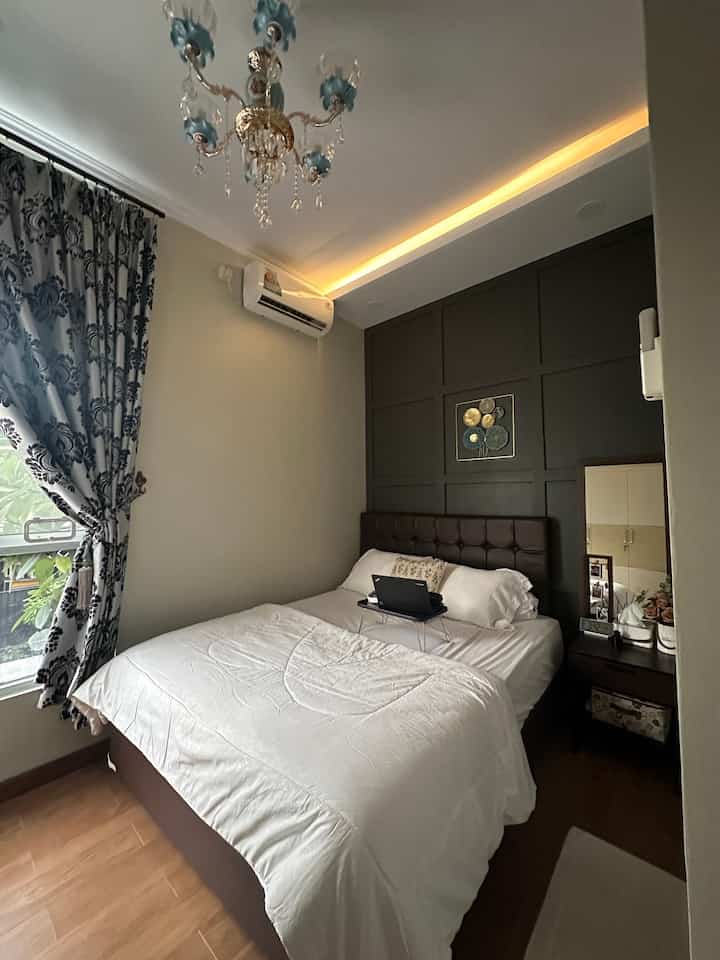 • Bedroom Nyaman Versiku •

Hello, O!House friends, bedroom nyaman versiku yaitu yang simpel tidak banyak barang, compact sehingga aku mudah mengambil/ meletakkan barang, seprai putih bersih, lampu gantung cantik yang tidak terlalu terang, serta penerangan indirect warna warm white yang redup dan nyaman untuk beristirahat.

#LampuGantung
#VasBunga
#TroliSerbaguna
#SepraiHotel
#KesetHotel
#BedroomStyling
#BedroomMakeover
