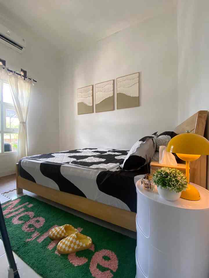 Creating a cozy bedroom at our house 🫶🏻

• Memilih cat kamar warna netral 
• Memilih dipan sesuai dengan tema kamar
• Memilih sprei yg nyaman
• Bedside table 
• Tambahkan table lamp untuk kesan warm di malam hari 
• Gak lupa keset panjang agar lebih nyaman saat turun/naik ke tempat tidur
• Memilih walldecor minimalis untuk memoercantik area ruang tidur

#bedroomstyling 
#makeoverkamartidur
#dipan
#catrumahminimalis
#lampumejaaesthetuc
#warnacatrumah

