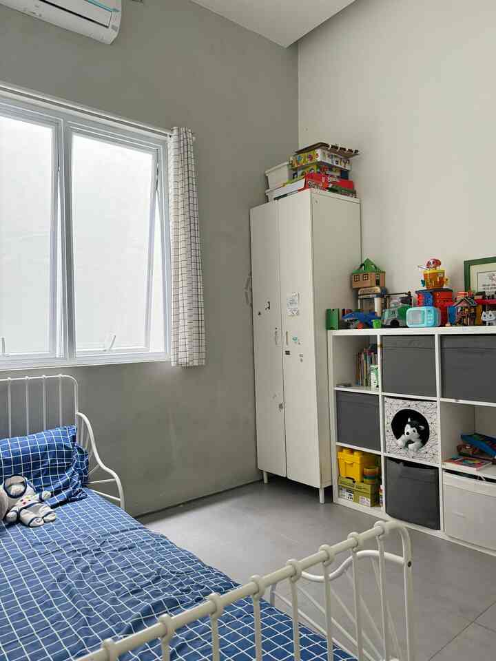 Kamar Anak TK yang masih polos

Jujur kamar ini jarang rapih, lebih sering berantakan dengan mainan. Ya, karena kamar ini adalah kamar anak kami yang ketiga yang masih duduk di bangku TK.

Kami belum terlalu mendekor kamar ini karena kesukaan anak belum terlihat, ketika dia bisa menentukan pilihannya, baru akan kami dekor sesuai keinginannya. 

Sementara ini ada kasur dari ikea yang benar-benar ditiduri di malam hari dengan sprei warna biru, lemari pakaian dan lemari yang penuh dengan mainan dan buku. 

Kamar ini terang karena mendapat akses cahaya matahari dan udara segar dari taman samping. Sehingga ketika anak berada di kamar saja, ia tetap terpapar cahaya matahari tidak langsung. 

#kamaranak #bedroomstyling #scandinavian #makeoverkamartidur #whiteandgrey #lemarianak #lemarimainan #dipanbesi #catabu #catputih #storagemainan
