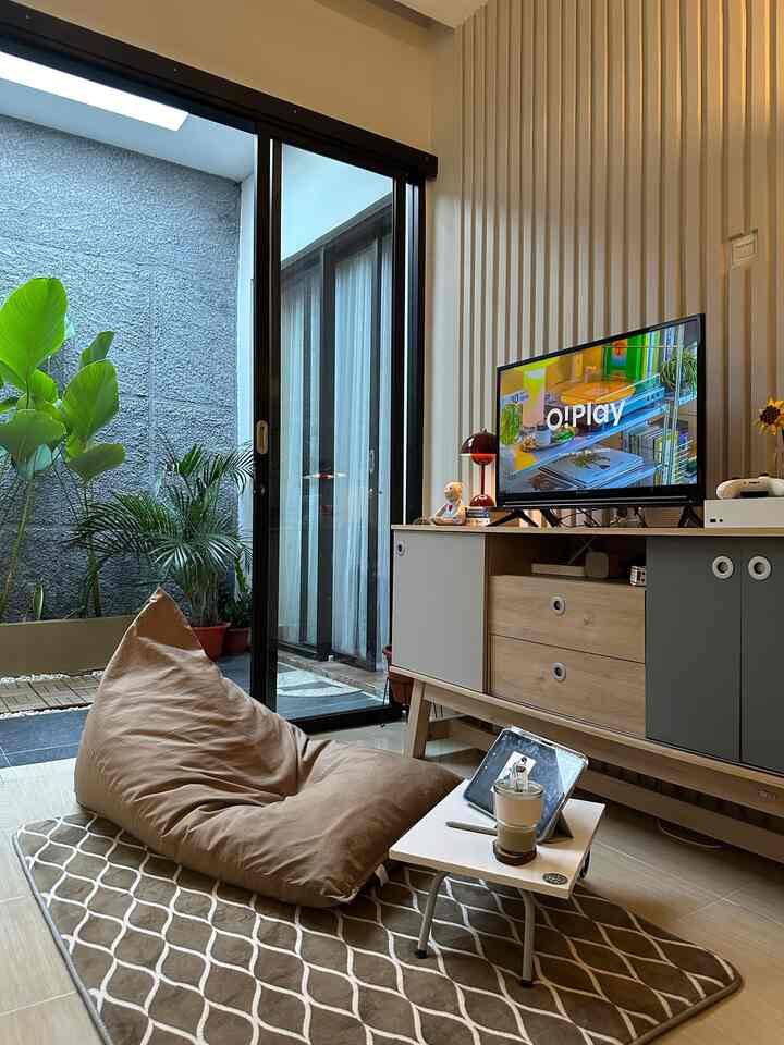 Momen favorit dirumah adalah duduk bersantai di atas beanbag sambil mendengarkan playlist dari 
O!Play dan menikmati es kopi aren.

Beginilah suasana di living room saat sore hari.
Tempat kami bercengkrama, leha leha, nonton netflix dan bermain game. 

Definisi nyaman di rumah 🤎

#karpetaesthetic
#tamankering
#slidingdoor
#beanbag
#listPVC
#livingroom
#SantaiDiRumah
#RuanganFavorit

