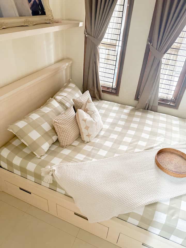 Hai tetangga Ohouse Dari kamar tidur yang super minimalis dan simple ini aku memilih dekorasi kamar dengan warna senada yg sama dengan tema rumah nggak jauh dari warna putih coklat cream 😝dengan penataan yang simple dan minim dekorasi ini membuat kami nyaman pada waktu beristirahat tapi tetap memberikan kesan hangat🤎


#BedroomStyling #blanket #dekorasikamar #bantalaesthetic #kamarminimalis #cat #MakeOverKamarTidur