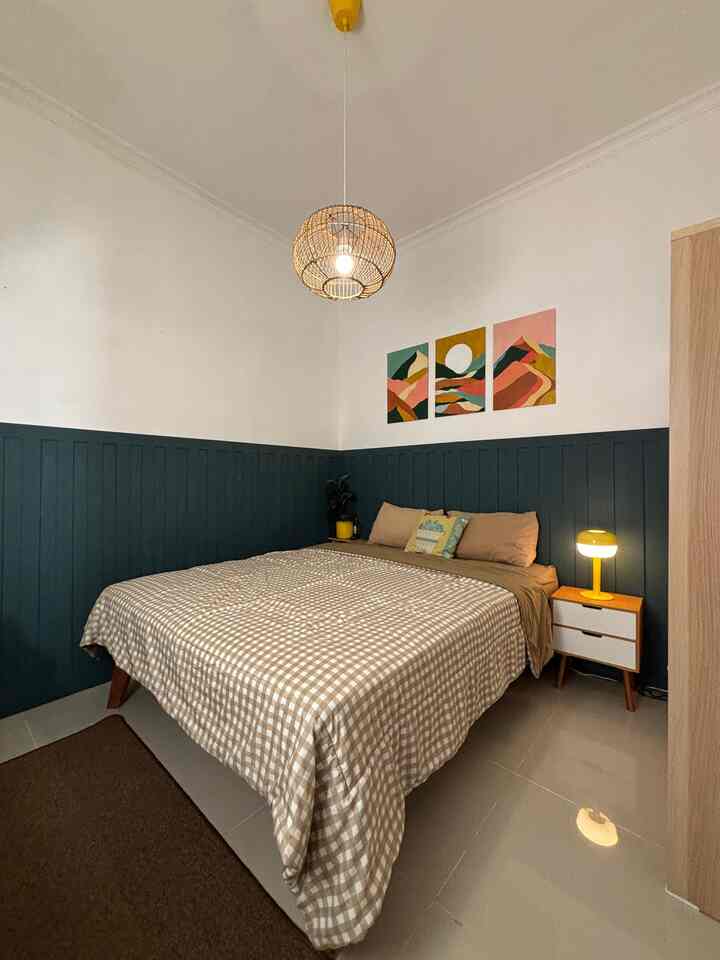 Awalnya kamarku ini full warna putih. Kemudian aku ngide untuk tambahik wall batten dari bahan mdf 5mm dan di cat dengan warna yang gelap.

Hasilnya aku suka banget. Area kamar tidur ini jadi berbeda dengan tema di ruangan lain yang banyak unsur wood and white.

Warna gelap di kamar juga bikin suasana rilex dan nyaman.

#makeoverdinding
#wallbatten
#wallpanel
#wallideas
#BedroomStyling
#MakeOverKamarTidur