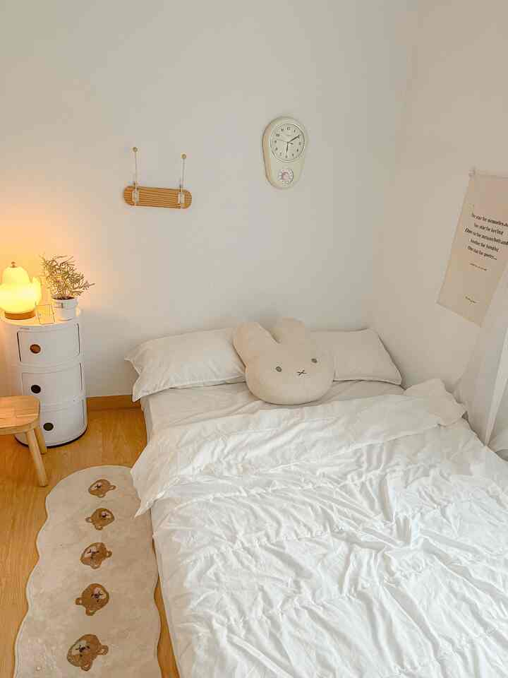 Cara membuat nyaman tempat tidur versi aku, adalah dg menata kamar sesuai dg mood yg kita inginkan. 

Seperti kamarku, aku suka putih maka aku pilih ornamen dekorasi cenderung ke warna putih, dengan aksen wood agar lebih warm & cozy suasana di kamar. 

Kalau kamu sendiri, gimana cara buat nyaman di kamar tidur? 

#bedroomstyling #makeoverkamartidur #catkamarjotun #catdinding #cat #kamarminimalis #kamarkoreanstyle