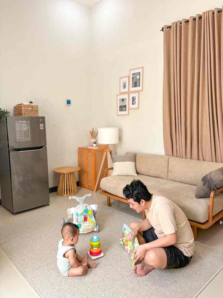 Momen favorit di rumah adalah saat weekend dan waktunya bermain bersama anak 🥰
Setelah bekerja saat weekdays, kami selalu menghabiskan waktu untuk bermain bersama di living room mungil kami.

#SofaMinimalis #RuangTamuMinimalis #Pigura #KabinetSepatu #LampuLantai #SantaiDiRumah #RuanganFavorit 