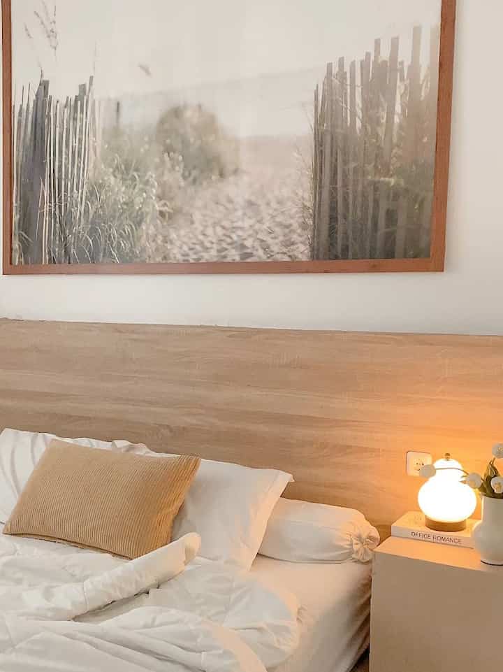 Kamar tidur saya tidak berisi banyak barang..hanya ada kasur, lemari built in, satu meja samping dan satu lukisan besar..kamar ini sama dengan ruangan lainnya yaitu didominasi warna putih dan kayu untuk menciptakan kesan luas dan hangat :) #Kasur #BedroomStyling #MakeOverKamarTidur #minimalist #bedroominspo #bedroomminimalist