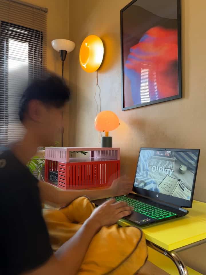 Ada momen-momen di rumah yang rasanya begitu spesial dan sulit dilupakan. Seperti saat ini, suasana santai dengan cahaya lampu yang hangat, ditemani musik o!play dan dekorasi yang menyenangkan

#CatRumahMinimalis
#SantaiDiRumah
#RuanganFavorit
#HomeMoments
#KamarNyaman
#MomentSpesialDiRumah