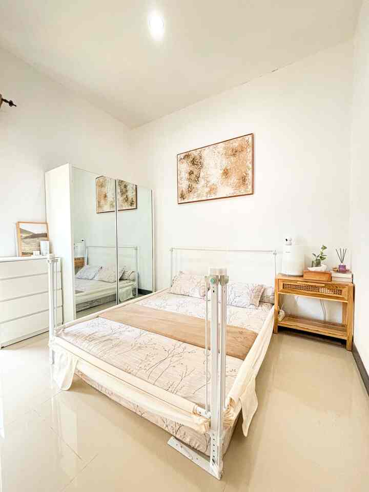 Kamar tidur ukuran 3x3,5 m 🥰

Kami membuat nuansa kamar berwarna white & wood. Dengan nakas dari kayu jati aksen rotan.
Kami juga memakai 2 lemari pakaian, 1 untuk pakaian dewasa dan 1 lemari untuk pakaian bayi. Kami juga menggunakan bedrail untuk melindungi bayi terbentur dengan lantai.

#BedRail #BabyBedrail #BedroomStyling #MakeOverKamarTidur #KamarTidur #KamarTidurMinimalis 