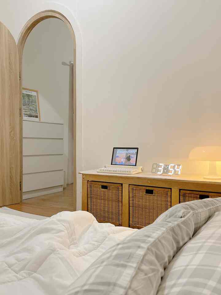 Kamar tidur 
Kamar tidur ini jarang tayang hehe untuk dekorasinya minimalis banget aku pakai lantai vynil disamping kasur aku kasih storage rotan ini aku kostum ditukang kayu dekat rumah ada lemari baju,rak baju meja rias udah itu saja sih furniturnya,aku bikin suasan kamar yang warm karena aku suka aja bisa menambah kehangatan suasana kamar dengan menggunakan lampu yang super lucu seperti lampu jamur dan lampu kuncup ala korea ini cocok banget untuk dekorasi di dirumah ku untuk tempat tidurnya aku pakai kasur busa lesehan ya jadi tanpa dipan. Untuk cat nya aku pakai jotun kode sky light gordennya aku pilih korden tirai roll produk ace hardware. 

#kasurbusa
#warnacatrumah
#bedroomstyling
#makeoverkamartidur
#koreanhouse
#minimalis 
#roomdecor
#homedecor