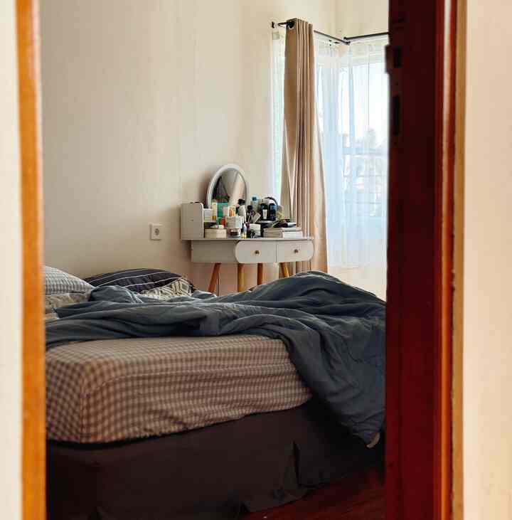 Caraku membuat bedroom nyaman adalah
1.Tidak penuh barang (sesuai kebutuhan saja)
2.Suasana nyaman dengan warna coklat putih
termasuk furnitur lemari dan meja rias yang ku senada kan
Dan juga lantai vynil yang bikin kamar terlihat luas
3.Hangat dengan adanya lampu kuning baik saat gloomy dan juga saat tidur ☺️

#WarnaCatRumah #Cat #LemariCustom #mejarias #BedRoomStyling #MakeOverKamarTidur 