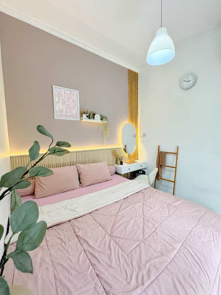 ✨ Kamar Tidur Nyaman ✨

Menciptakan kamar tidur nyaman itu sangat penting, karena kita menghabiskan waktu hidup kita sebagian besar untuk tidur.
Kasur yang nyaman, sprei yang lembut, bantal guling yang empuk, lampu yang warm, cat yang sesuai selera, dekorasi yang cantik, itu semua harus bersinergi dengan baik supaya penghuninya bisa merasa betah dan memiliki kualitas tidur yang bagus.
Aku menggunakan kasur full latex, sudah 9 tahun umurnya, alhamdulillah masih sangat nyaman. Bantal guling yang aku gunakan masih yang low budget, tapi cukup empuk dipakai sehari-hari. Bedcover set ini bahannya hanya katun lokal, tapi cukup lembut dan nyaman untuk dipakai, aku sengaja custom warna yang senada dengan kamarku. Cat di kamar ini juga sesuai seleraku, dusty pink dan putih. Sengaja memiliki 2 macam lampu, warna cool dan warm supaya bisa ganti-ganti suasana. Untuk dekorasi cukup minimalis, supaya kamar tetap terasa lega dan tidak sumpek, tapi tentu saja harus matching dan aesthetic ✨

#KasurLatex
#DipanMinimalis
#CatRumahMinimalis
#WarnaCatRumah
#CatKamarEstetik
#Wallpanel #WallpanelEstetik
#Cat
#BedroomStyling
#MakeOverKamarTidur