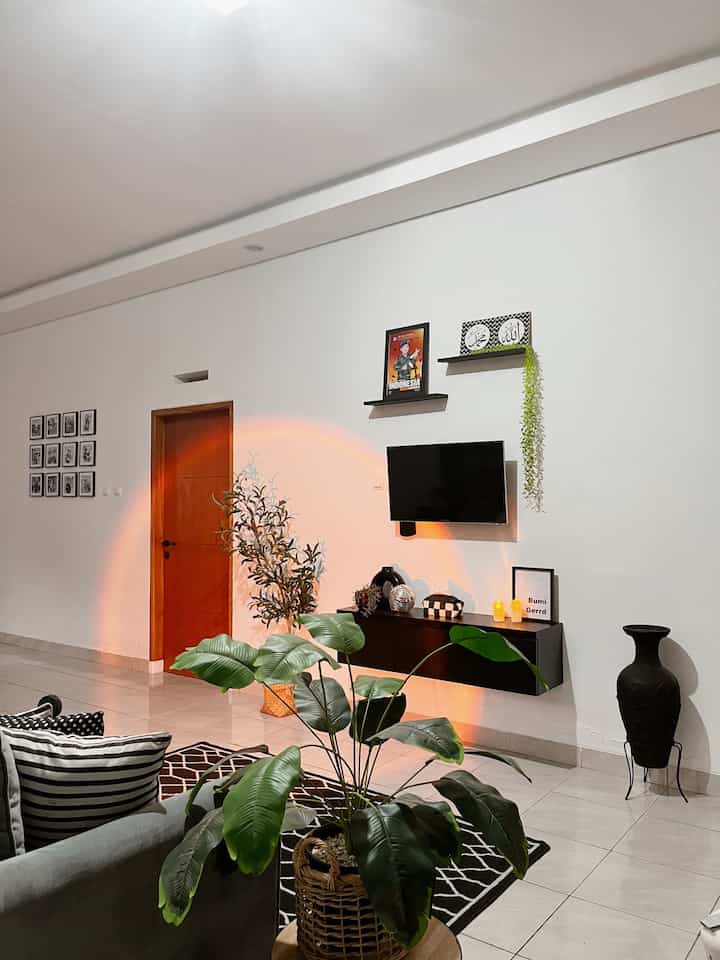 Ruang TV menjadi ruang favorit kami di rumah dan biasanya kami ngumpul pada malam hari. Kami biasa menonton TV bersama sambil tawa canda disini. Selain menjadi ruang keluarga kadang kami makan lesehan sambil nonton TV jug disini.

#BumiGerrd #SofaMinimalis #KarpetMonochrome #LemariTVMinimalis #SantaiDiRumah #RuanganFavorit #RuangTV