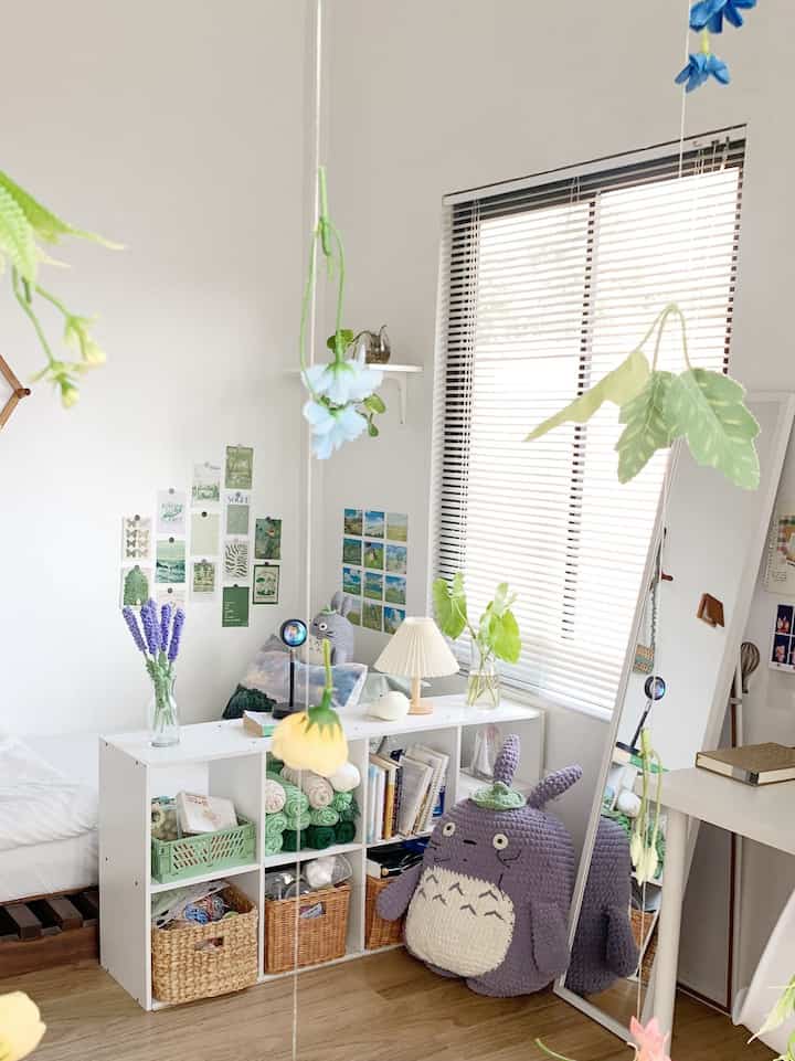 Menciptakan kamar yang nyaman tentunya harus didukung oleh dekorasi dan material.
Untuk itu aku memilih dekorasi dan interior yang minimalis. Tidak menggunakan interior yang besar seperti lemari. Tetapi diganti dengan rak sekat untuk menaruh barang-barang kecil dan gantungan baju untuk menaruh baju.
Hal ini bertujuan agar kamar terkesan luas dan rapi.

#CatKamar #VennetianBlind #RakSekat #standingmirror #Bedroomstyling #MakeOverKamarTidur
