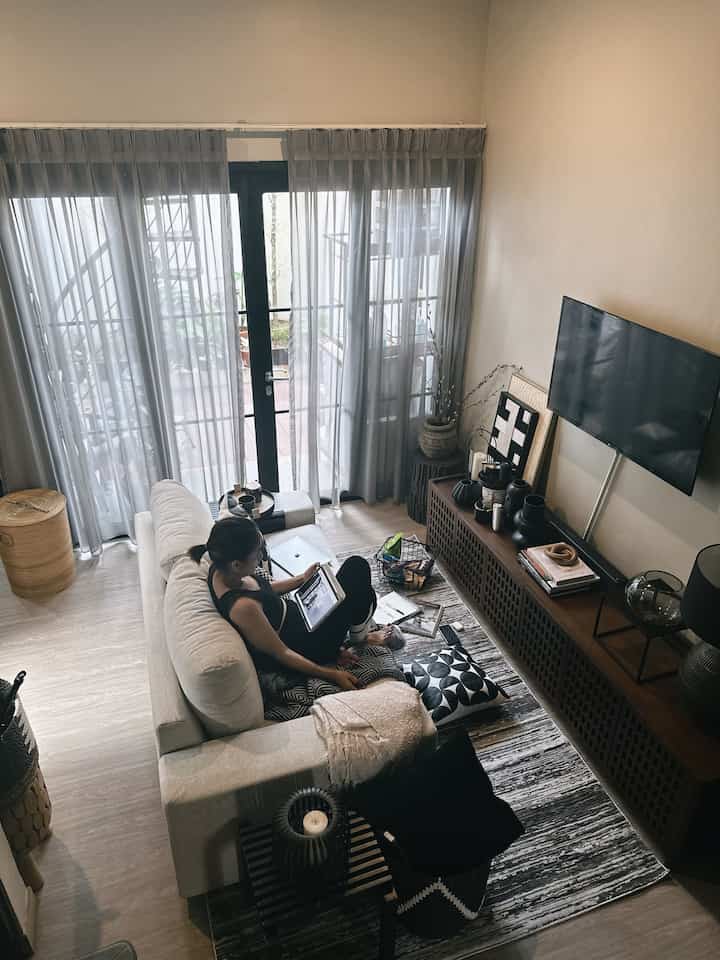 Momen di rumah bisa sangat spesial jika kita bisa menikmati kenyamanan dan kehangatan yang kita ciptakan sendiri. 

Ruangan favoritku adalah kamar utama dan ruang keluarga. Selain nyaman, ruang keluarga juga sangat fungsional. Ruangan ini bisa digunakan untuk menikmati waktu dengan pasangan dan keluarga, membaca buku, mencari ide untuk kerjaan, dan Netflix & chill.

Alasan kenapa waktu di rumah menjadi momen favorit:
1. Kenyamanan: Tidak ada tempat yang lebih nyaman daripada rumah sendiri, di mana kita bisa benar-benar menjadi diri sendiri.
2. Kehangatan: Penggunaan bahan-bahan alami seperti kayu memberikan rasa hangat dan alami yang membuat kita merasa lebih dekat dengan alam.
3. Cahaya Alami: Cahaya alami tidak hanya baik untuk kesehatan, tetapi juga bisa meningkatkan suasana hati dan membuat ruangan terasa lebih hidup.

#sofaminimalis #livingroom #familyroomvozy #santaidirumah #ruanganfavorit #homecomfort #CozyLiving #NaturalWarmth #FunctionalSpaces #HomeSweetHome