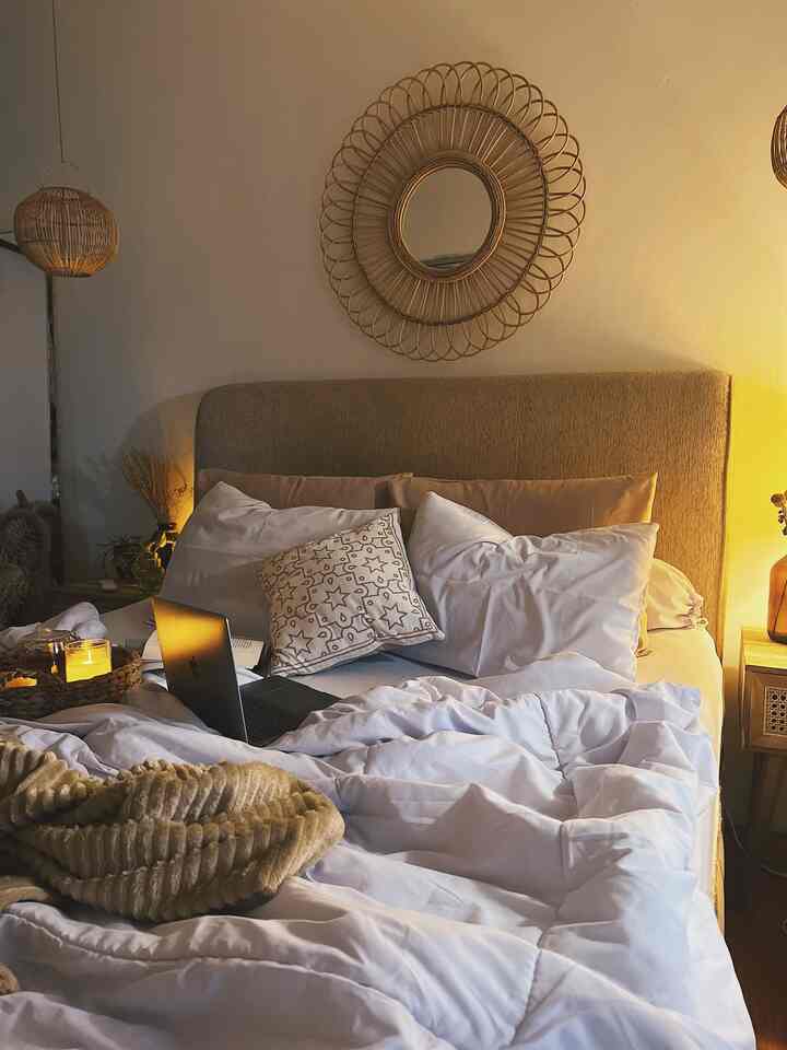 Halo Tetangga Kimkim 👋🏻

Hangat dan cozy adalah suasana yg ini diciptakan pada master bedroom rumah kimkim.

Untuk springbed nya berukuran queen. Furniturenya masih menggunakan material kayu jati dan rotan. Rata2 saya membelinya di shopee & tokopedia.

#SpringBed
#LantaiSPC
#CerminRotan
#KapLampuRotan
#SideTableKayuJati
#BedCoverPutih
#BreakfastInBed
#TrayAnyam
#LilinLED
#TekoKaca
#Selimut
#BedroomStyling
#MakeOverKamarTidur