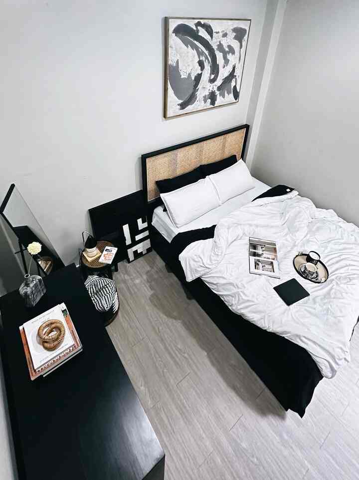 Tenang dan rileks adalah suasana yang ingin aku ciptakan di kamar tidur dengan dekorasi simpel dan nuansa netral.

Jenis furnitur yang aku gunakan untuk, 
1. Tempat Tidur Nyaman: Kasur berkualitas dengan headboard unik, serta bantal dan selimut lembut untuk kenyamanan ekstra.
2. Custom Furniture: Semua furnitur di kamar tidur dibuat khusus dengan bahan berkualitas untuk penggunaan jangka panjang.

Kasur yang nyaman dan bantal lembut membantu tidur lebih nyenyak.

Semoga terinspirasi!

#dipan #kasurorthopedy #bedroomstyling #makeoverkamartidur #BedroomInspiration #CozyBedroom #HomeDecor #ComfortLiving #InteriorDesign 