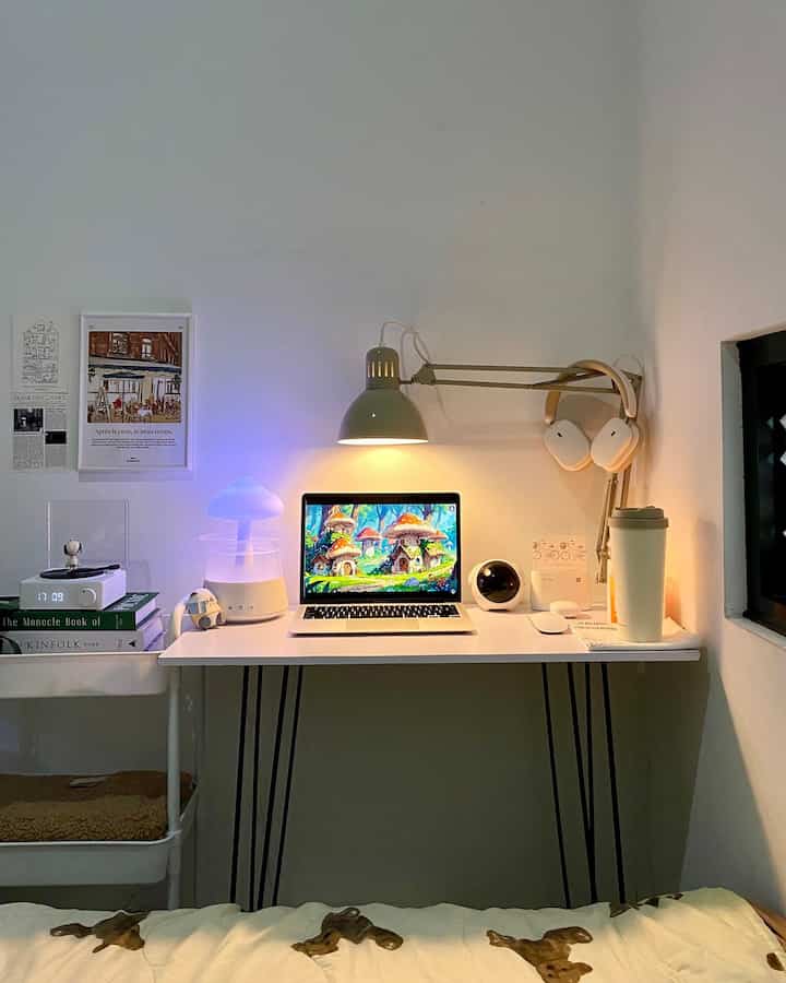 Momen dan waktu favorit di rumah adalah di ruang kerja yang ada di kamar utama. Meskipun tidak asa kursi, tapi space yang tersisa dikamar ini tetap nyaman untuk aku melakukan aktivitas.

Biasanya aku mendengar musik dengan vinyl speaker sambil menyalakan humidifier. Lampu meja juga membuat nuansa ruangan lebih cozy dan warm. 

Beberapa kali perubahan yang ada pada bagian meja kerja ini, mulai dari dua meja kemudian diganti dengan rak trolo serta pergantian dekorasi lainnya.

#MejaKerjaMinimalis #SantaiDiRumah #RuanganFavorit #DeskDecoration #DeskSpace