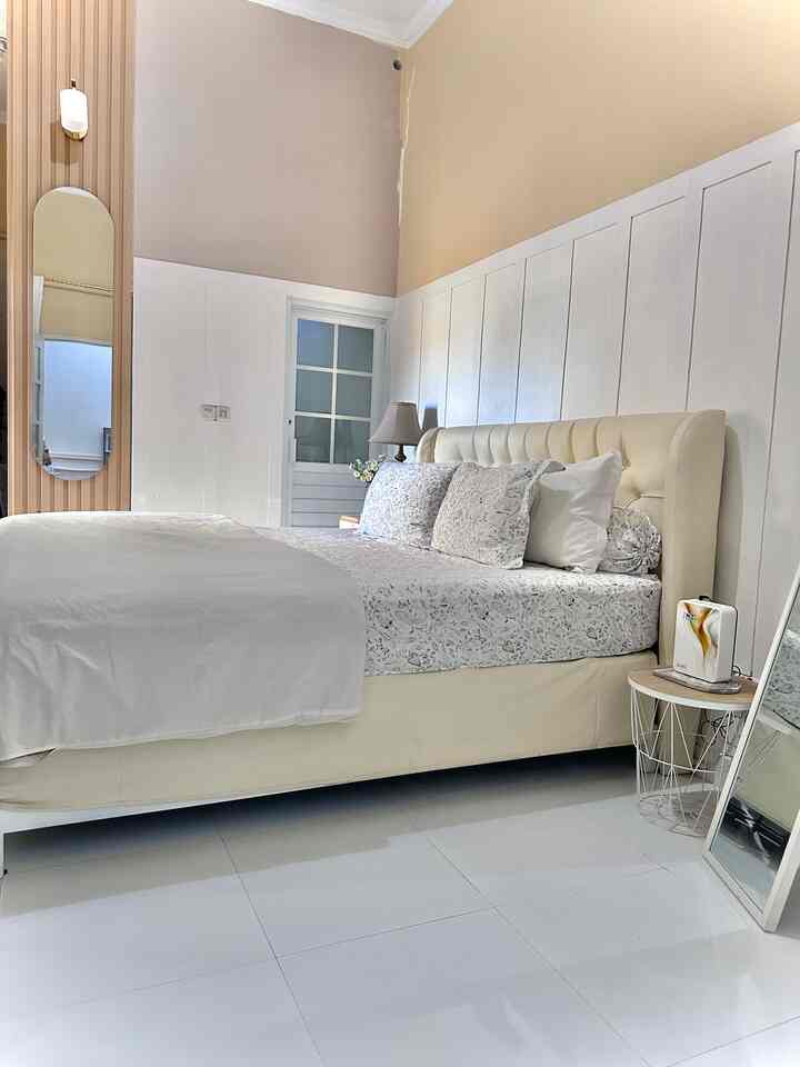 Ciptakan suasana yang damai dengan menata Kamar Tidur Kita dengan warna-warna lembut, tekstur yang nyaman, dan pencahayaan yang hangat di malam hari. Ruang yang sempurna untuk melepas lelah dan memulihkan tenaga setelah hari yang panjang

Saya meningkatkan suasana hati saya semudah mengganti seprai dan menyesuaikan pencahayaan kamar tidur saat saya beristirahat. Saya tipe orang yang menyukai pola yang lembut dan menenangkan yang sesuai dengan warna tempat tidur dan kamar saya—tidak terlalu ramai atau terlalu berwarna.

#BedroomStyling #MakeoverKamarTidur #AmericanHouseBedroom #SmallBedroom #KamarMungil #CozyBedroom