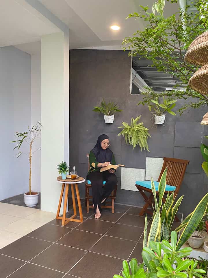 Kesibukan kami bekerja setiap hari, membuat weekend menjadi waktu yang sangat ditunggu. Saya dan suami memiliki hobi yang berbeda, membaca buku dan bermain musik. 
Teras omah.piye amat nyaman menjadi tempat favorit saya membaca novel kesukaan. 
Ruang belakang kami yang berkonsep tropical modern menbuat suami betah bermain gitar.
Tak jarang saya ikut menikmati alunan musik sambil menikmati suasana di taman kecil.

#CatEksterior #KeramikMotifKayu #Plavon #KursiAntik #KursiKayu #BeanBag #TiraiKayu #RakRotan #MejaMinimalis #LampuHias
#SantaiDiRumah #RuanganFavorit 