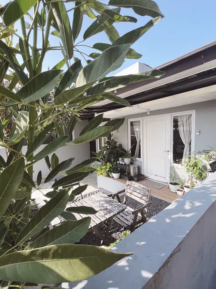 ✨ My Garden Moment 
Moment favorite saat cuaca sedang cerah adalah menikmati udara pagi/sore di taman kami. 
Meski space di rumah terbatas, kami mengusahakan tetap memiliki area hijau di rumah. Tapi agar perawatannya mudah, kami memilih tipe taman kering sebagai area santai di luar rumah. 

#SantaiDiRumah #RuanganFavorit #TamanKering #MiniGarden #CatOutdoor #CatEksterior #KursiTaman #RakSepatuOutdoor #SmartDoorbell 