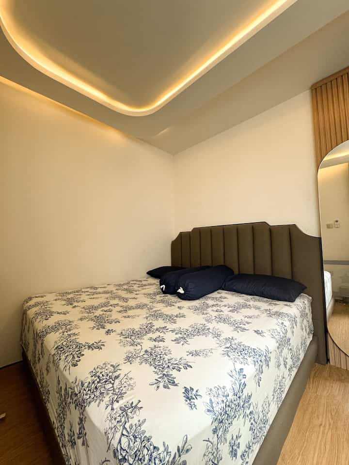 Ruang utama yang waktu itu masih baru dua dan sudah tiga tentu berbeda.

Kalau dulu aman pakai spring bed+bantal guling, nah agar ghaizan tidak mudah terjatuh, kami tambahkan bedrail di sebelahnya.

Ohya, ada cerita lucu kenapa kami membeli spring bed ini. Dulu kasur kami di apartemen selalu mengeluarkan bunyi saat dipakai tidur, dan terus mengempis dalam jangka waktu yang lama. Alhasil, saat Ghaizan lahir, tidurnya kurang nyaman karena berisik hehe

Sempat bilang, “besok kalau beli kasur yang bagus ayo berangkat.. biar anaknya gak rewel seperti sekarang.”

Dan… Alhamdulillah, begitu jadi rumahnya, kami sempat membeli kasur yang empuk, nyaman, dan tentunya tidak menimbulkan suara berisik. Kami sudah survey beberapa brand, mencoba tidur di merek tersebut dan tipe Millionare adalah yang terbaik 🤣😂

Agar ruangan lebih nyaman, kami menggunakan satu set bantal roll on Lady Americana (yang kami tawar sebagai bonus dan mendapat tipe Maya tinggi AHAHAHA) ditambah bantal tencel dari Kooka Baby 🥰🤗

Itulah kisah kami dalam menjadikan kamar kami homey dan nyaman, tidak hanya untuk kami, tapi juga untuk si kecil.

Kalau kamu, punya cerita seputar proses pengisian kamar tidur?

#penataan kamar tidur #makeoverkamartidur #kasurspringbed #ladyamericana #springbed #dipan #inspirasikamar #rumahminimalis #warnacatrumah #homeinspo #homedeco #catrumahestetik #rumahestetik #tencel #bantaltencel #inspirasirumah