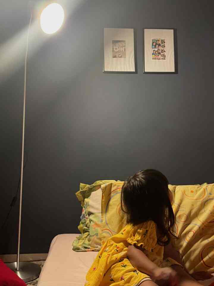 🌙 Suasana Nyaman di Kamar Tidur Anak🌙

Di kamar ini, aku ingin menciptakan suasana yang tenang dan nyaman untuk anakku beristirahat. Warna dinding biru yang lembut dipadukan dengan lampu baca menciptakan efek pencahayaan yang hangat, sempurna untuk bedtime story sebelum tidur. ✨

Untuk furniture, kasur rendah dan bantal-bantal warna-warni menjadi pilihan utama agar anakku merasa aman dan nyaman saat tidur. Ditambah dengan bean bag merah cerah yang jadi spot favoritnya untuk duduk sambil bermain atau membaca. Semua ini kupilih karena fungsionalitas dan kenyamanan yang sesuai dengan kebutuhan anak.

Sebagian besar item dekorasi ini aku dapatkan dari toko furnitur lokal dan online shop favorit. Setiap elemen yang ada di sini memberikan sentuhan personal dan bikin kamar ini terasa hangat, aman, dan nyaman. 🛏️

#kamarAnak #homedecor #childrensroom #interiorminimalis #ruangnyaman #tiduranak #BedroomStyling #MakeOverKamarTidur