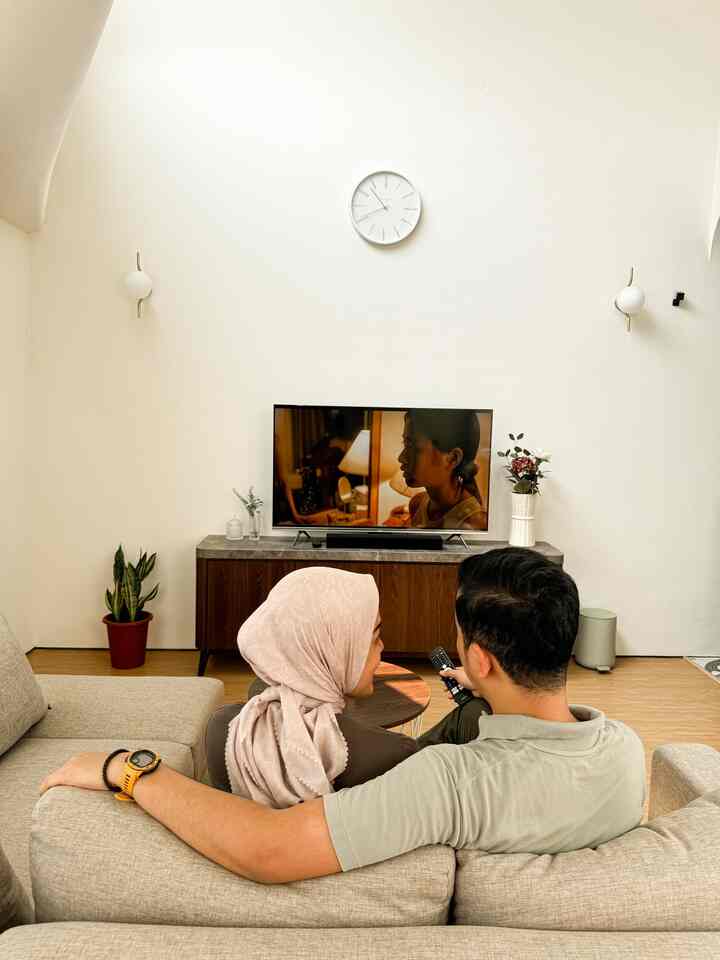 Quality time bersama suami saat Ghaizan bobo adalah hal favorit kami. Setelah seharian penuh mengurus Ghaizan, biasanya kami menonton film, membaca buku, ngopi nikmat ditemani jajanan favorit. Jangan ditanya kenapa, kalau gak dekat rumah ramai banget, baksonya murah meriah dan enak🤣

Nah, kalau bicara soal jam, ada jam unik yang bisa membuat rumah kita semakin indah.

Menurut saya, waktu yang paling menyenangkan di rumah adalah pada pukul 09.00 hingga 10.00 karena sinar matahari masuk melalui jendela-jendela yang ada di dalam rumah. Panas? Tidak terlalu banyak karena banyak bukaan di rumah.

Setelah itu kalau sudah jam 15.00, penerangan di rumah juga sangat bagus
Namun jika ingin melihat matahari terbit tidak apa-apa karena rumah kami menghadap ke timur. Ah tapi intinya jam berapa pun di rumah, kebersamaan dengan Papaky dan Jejuniyo selalu menjadi waktu dan kenangan favoritku!

Kalau kamu, kapan dan di mana waktu favoritmu di rumah? Bagikan ya😍😍😍

#santaidirumah #ruanganfavorit #inspirasiruangtamu #inspirasifamilyroom #homestyling #homedeco #homeinspo #warnacatrumah #rumahminimalis #rumahestetik #inspirasirumah 