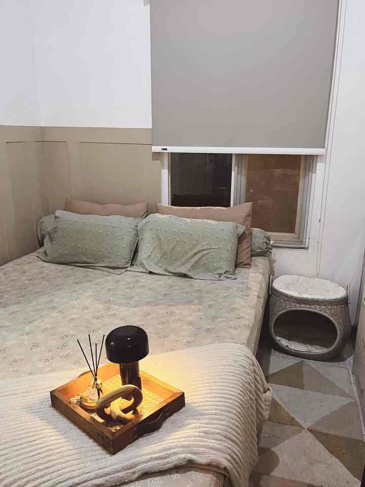 ✨ My Minimalist Bed & Working Room
Menyatukan ruang kerja dan ruang istirahat mungkin terkesan kurang ideal dan bertolak belakang. 
Tapi karena space rumah terbatas & kami membutuhkan ruang kerja untuk WFH akhirnya kami mengubah sedikit space di kamar menjadi ruang kerja. 
Sebelumnya menjadi space kerja, area ini adalah meja rias. Tetapi setelah menjadi area kerja, area rias menggunakan box akrilik di sudut kamar. Kurang ideal, tapi selama fungsinya maksimal mungkin ini bisa jadi ide bagi yang memiliki space terbatas ✨

#BedroomStyling #MakeOverKamarTidur #AreaKerja #WorkingSpace #Wallbatten #CatInterior #SpreiEstetik #LampuTidur #MejaSudut #AcrylicBox #RumahKucing #TempatTidurKucing #KursiKerja #Pegboard #LemariGeser 

