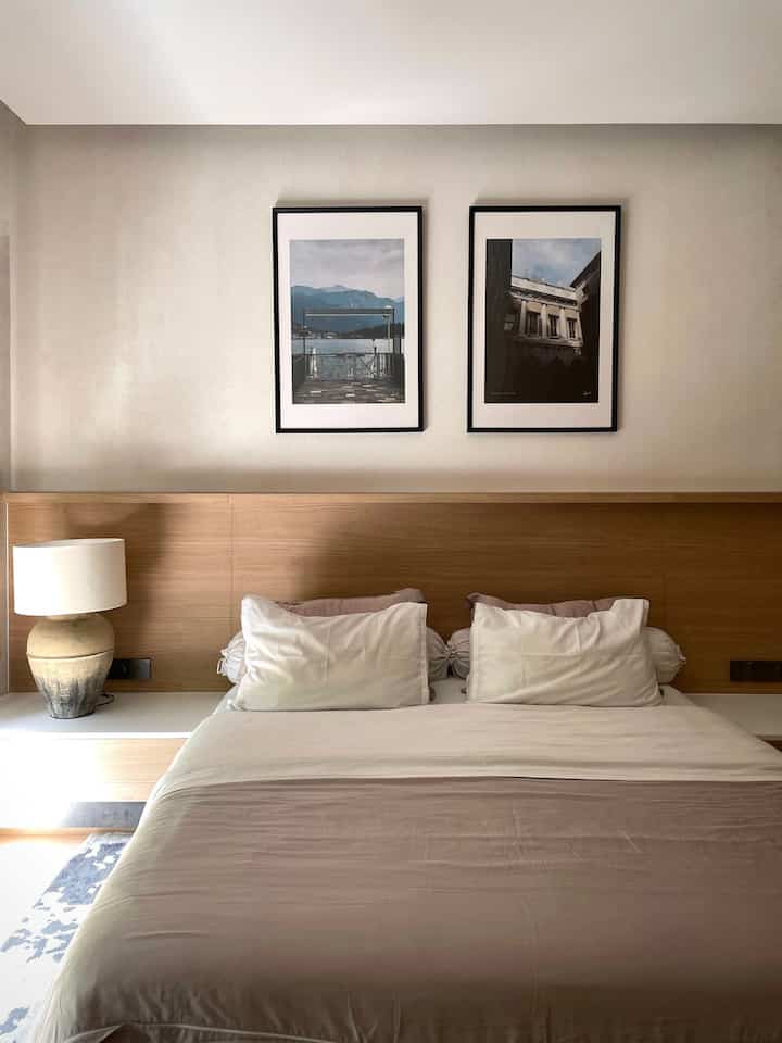 ⭐️Bedroom⭐️

Aku menginginkan kamar tidur yang nyaman, dan minimalis, jadi sebisa mungkin aku tidak menaruh banyak barang/ dekorasi agar lebih nyaman. Kamar tidur ini di design modern minimalis dengan build in bed frame dan build in side table. Jadi aku tidak perlu membeli furniture lepasan lagi. 

Untuk dekorasi aku bermain dengan warna sprei yang disesuaikan dengan mood, bantal dekorasi, karpet, dan lampu hias.
_
#KasurBusa
#CatTekstur
#BedroomStyling
#MakeOverKamarTidur
#LantaiSPC
