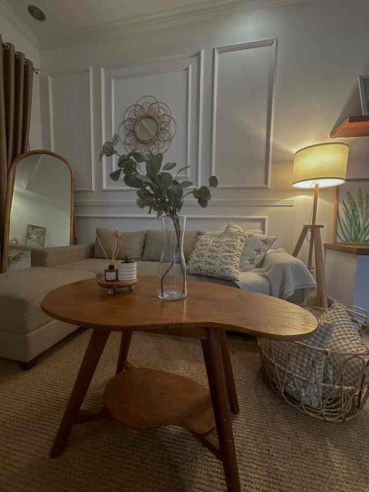 Pojokan sofa ruang tamu ini salah satu tempat yang paling nyaman karena setelah cape kerja seharian sekedar buat baca sambil minum kopi di sini cocok banget😍🤎 #NyamanDirumah #CozyCorner #RuanganFavorit #InteriorRumah #SantaiDiRumah #WarnaCatRuangTamu #SofaMinimalis