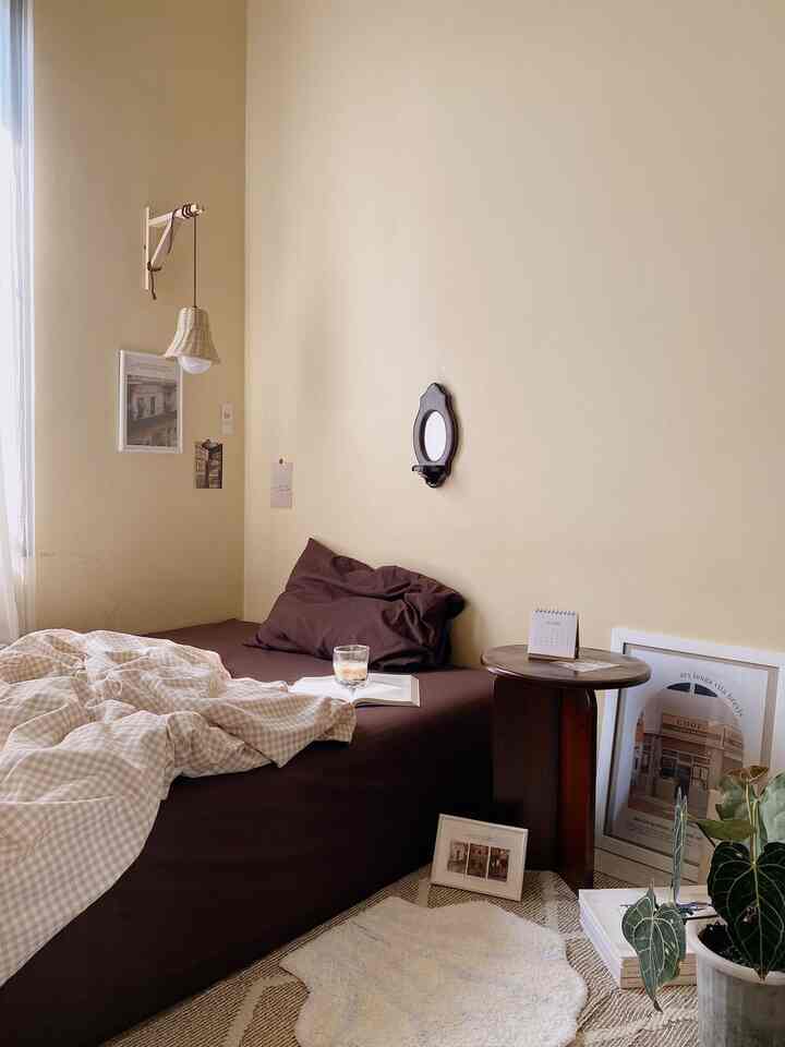 Buatku, kamar nyaman itu kamar yang enak dipandang. Bikin mood jadi happy, kalo dah happy kualitas istirahat jadi baik 🤍
Aku suka banget sama dekorasi kamarku belakangan ini, bener-bener mencerminkan diriku! Membawa nuansa vintage yang kalem dan syahdu bener-bener bikin otakku fresh. 
Setelah cukup dengan beberapa referensi kamar, aku selalu cari barang-barang serupa di marketplace, tak jarang dapet dari hasil thrifting 😆

#BedroomStyling
#MakeOverKamarTidur
#WallartEstetik
#DekorasiVintage
#Bedroomideas