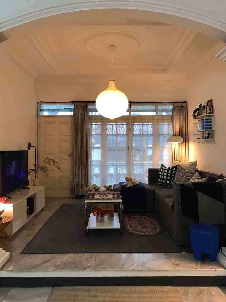 We spend most of our time in this room. Paling enak buat santai di sini saat sore hari pas matahari mulai terbenam, karena ruangan ini ada di sisi barat, jadi cahaya matahari full masuk saat sore hari apalagi di musim panas. Di dekor senyaman mungkin dengan memasang karpet yang lembut, banyak cushion, lighting yang hangat dan sofa yang cukup besar. 

#homelighting #santaidirumah #ruanganfavorit #gameroom #midcenturymodern #ikeahome #homedecor #ikea