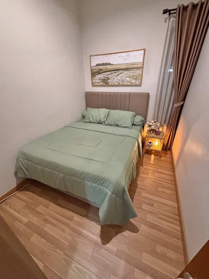 My Master Bedroom ✨

Suasana Kamar tidur yang ingin aku ciptakan disini adalah bergaya Japandi dg sentuhan vintage..
nah untuk mewujudkannya aku memilih furniture dan dekorasi yg simpel dg nuansa kayu agar menciptakan suasana kamar tidur yg hangat dan nyaman 🤎
untuk item dekorasinya sendiri aku dapatkan dari beberapa tempat belanja, misalnya Ace Hardware, Informa, Ikea, Varnesse, UpSpace, Casa decor, dll..
kalau kalian suka dg tema kamar yg bagaimana? ☺️

#SpringBed #Dipan #CatRumahMinimalis #WarnaCatRumah #WallpaperDinding #WallpaperEstetik #SepreiPastel #LantaiParket #BedroomStyling #MakeOverKamarTidur