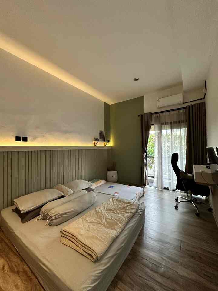 Hi ini master bedroom kami. 

Untuk menciptakan suasana yang warmy. Kami  menggunakan vinyl pada lantai dan menggunakan led pada bagian atas / headboard tempat tidur, untuk menciptakan vibes yang tidak terlalu terang.

Dan untuk memberi kesan minimalis, material pada ruang ini, kami menggunakan HMR / Wallbaten pada sebagian area.

Lalu di sebagian tembok kami jg menggunakan wallpanel wpc dengan warna nuansa kayu.

Semoga menginspirasi ya ♥️

#rumahminimalis #industrial #wallpanel #wallbaten #wpc #vinyl #makeoverkamartidur #bedroomstyling
