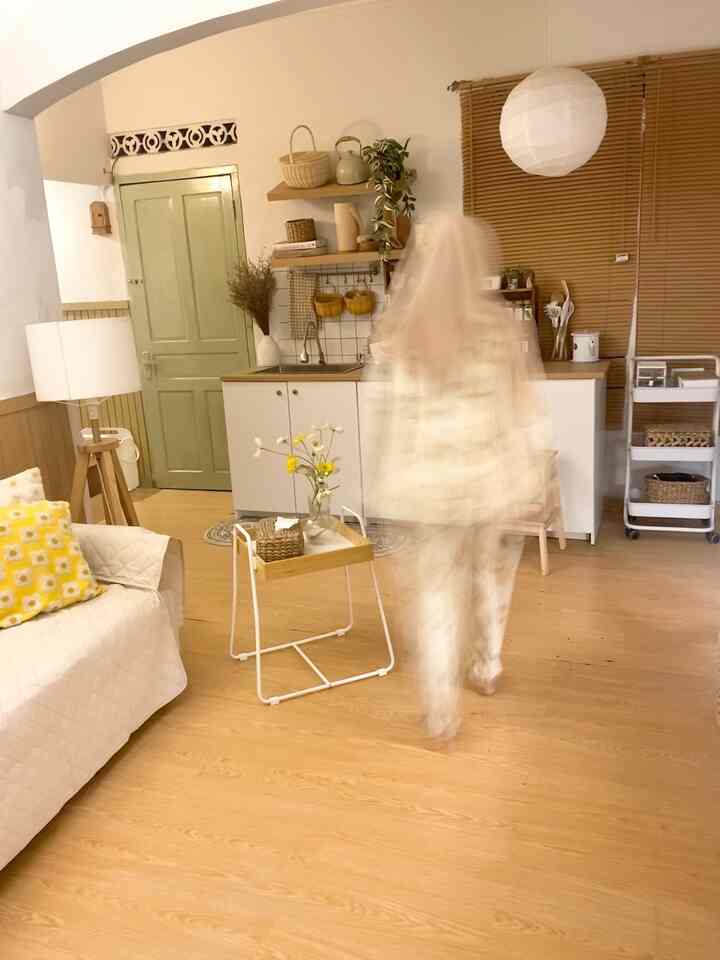 Haloo selamat datang di rumah dinas adiba
Ini dia ruang favorit aku di rumah ini yaitu living room. Di living room ini biasanya aku dan keluarga menghabiskan waktu bersama. Biasanya yg sering kita lakukan di ruangan ini sore hari mengobrol bersama, ngeteh atau sekedar nnton tv quality time bersama keluarga 🤎🤍. Karen di waktu sore ini aku suka bgd karna ruangan di rumah ini banyak pencahayaan lampu dengan warm white ☺️☺️
#sofaminimalis #kitchensetminimalis #lantairuangtamu #catrumahminimalis #santaidirumah #ruanganfavorit