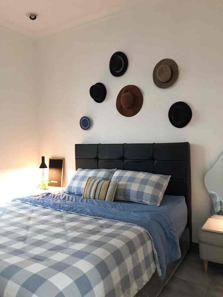 Kamar tamu di rumah yang ukurannya paling kecil tapi diusahakan memenuhi kebutuhan yang menginap. Dekorasi yang cantik dilihat tanpa mengurangi fungsinya, seperti cermin dan gantungan baju. Topi-topi favorite yang sudah tidak terpakai dijadikan wall decor, ada juga lemari untuk menyimpan ekstra selimut, bantal, handuk dan lain-lain.

#walldecor #bedroomstyling #makeoverkamartidur #guestbedroom #homedecor #ikeahome #midcenturymodern #smallbedroom