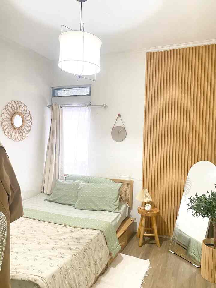 Haloo semua selamat datang di rumah dinas adiba
Di rumah ini ada 2 kamar tidur yg keduanya sama sama ukuran 2,7 meter x 2,7 meter
Untuk konsep yg aku gunain dalam mendekor kamar ini adalah tema japandi minimalis. Agar suasanya warm and cozy aku menambah unsur kekayuan yaitu pada dinding dengan tambahan wallpanel warna kayu muda.
Untuk menggantikan nakas bedside table karna ruangan terbatas aku pake stool dari kayu jati guna menaruh lampu tidur dan di pojokan aku tambah olive tree artificial ☺️☺️
Selain itu ukuran kasur yg aku pake yaitu ukuran queen size 160 cm x 200 cm
#wallpanelestetik #wallpaneldinding #dipanminimalis #bedroomstyling #makeoverkamartidur