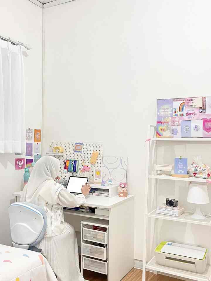tempat aku menghabiskan banyak waktuku adalah di meja belajar 💻
selain nyaman, disini aku bisa ngelakuin banyak hal, aku bisa cari inspirasi, me time, makan, bahkan bikin cemilan kecil.
aku selalu menikmati momen-momen kecil di kamarku & salah satunya di meja belajar 💌

#Desktop #Desksetup #mejabelajar #SantaiDiRumah #RuanganFavorit
