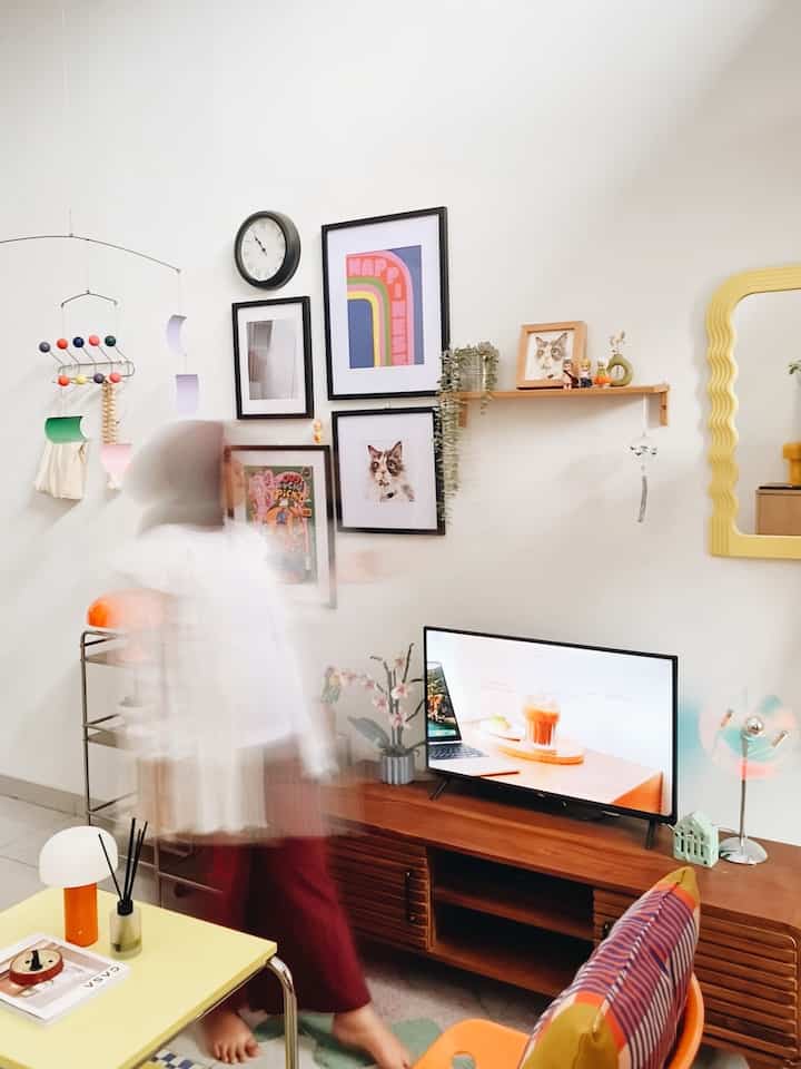 Momen favorit saat ada di rumah bagi aku adalqh saat istri ikut sibuk menata item dekorasi di ruang tamu, khususnya buat mainan koleksi dia, kayak Sonny Angel ✨

Momen ini dirasa cukup menyenangkan karena kami memiliki hobi yang sama untuk mengoleksi cute stuff dan item dekorasi nan aesthetic 🤝🏻

#rakambalan #sonnyangel #mejaminimalis #SantaiDirumah #RuanganFavorit #midcenturymodern

