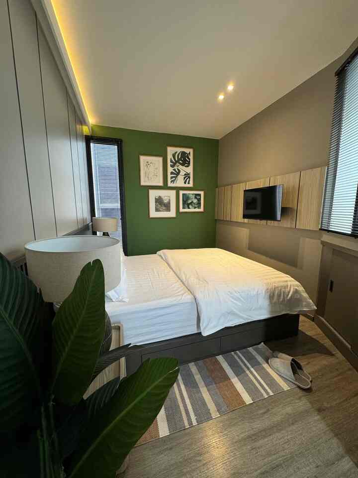 Kamar tidur utama ini sengaja saya kasih sentuhan natural..wall art dengan gambar tanaman atau alam..paduan warna hijau, abu-abu dan coklat membuat suasana semakin cozy..biarpun luas kamar tidur ini tidak besar, tetapi dengan lampu nakas dari bahan tembaga membuat ruang tidur ini terlihat berbeda.
#BedroomStyling
#MakeOverKamarTidur
#RuangTidur